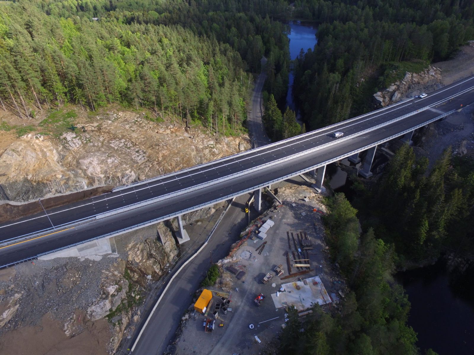 Dronefoto av bru